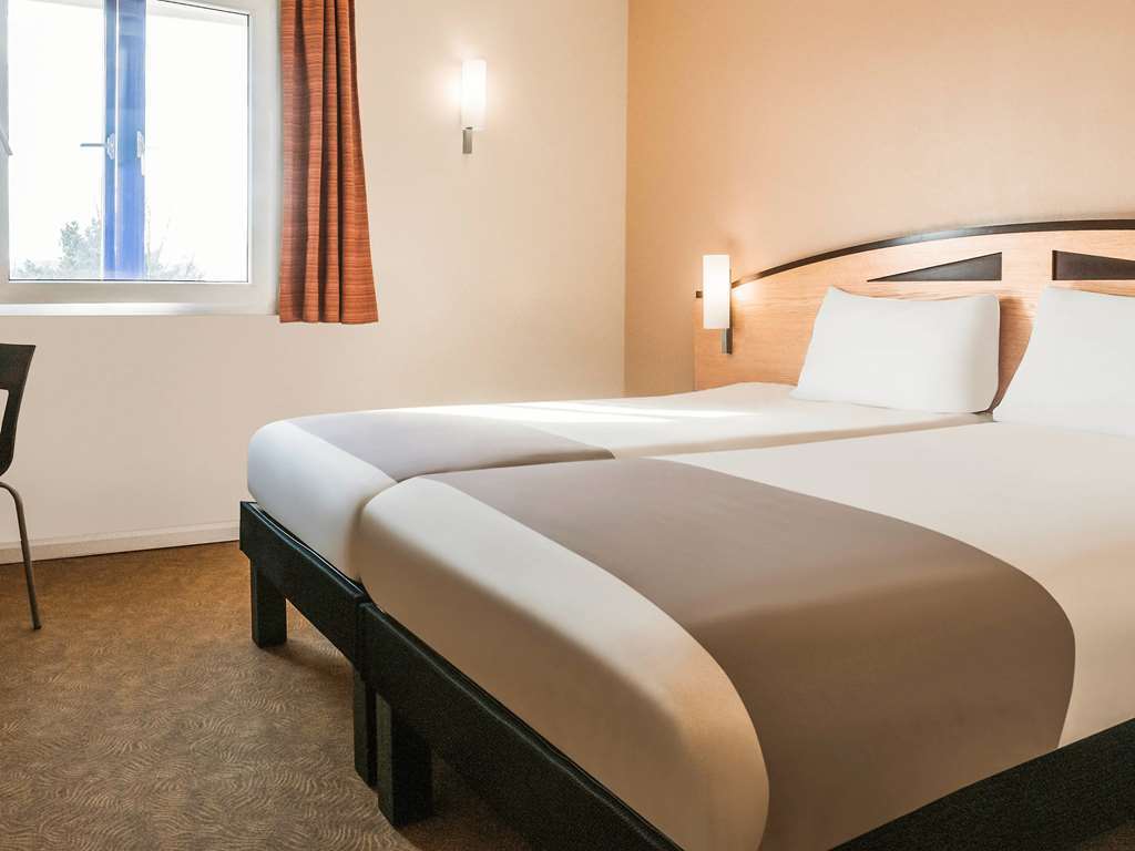 Ibis Cardiff Gate - International Business Park Hotel Room photo